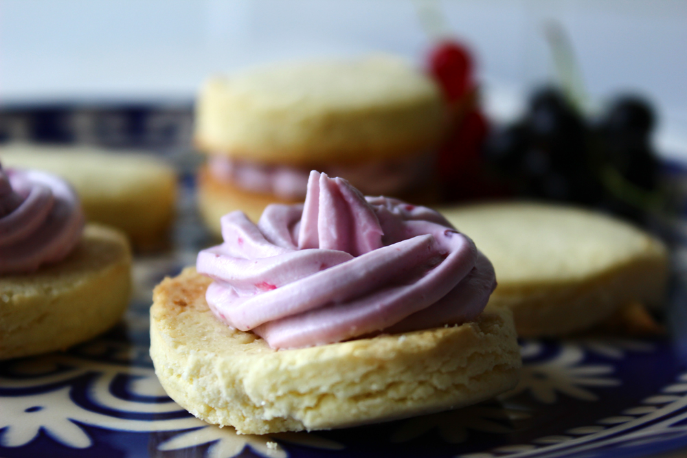 Alfajores Rezept mit Johannisbeer-Topping