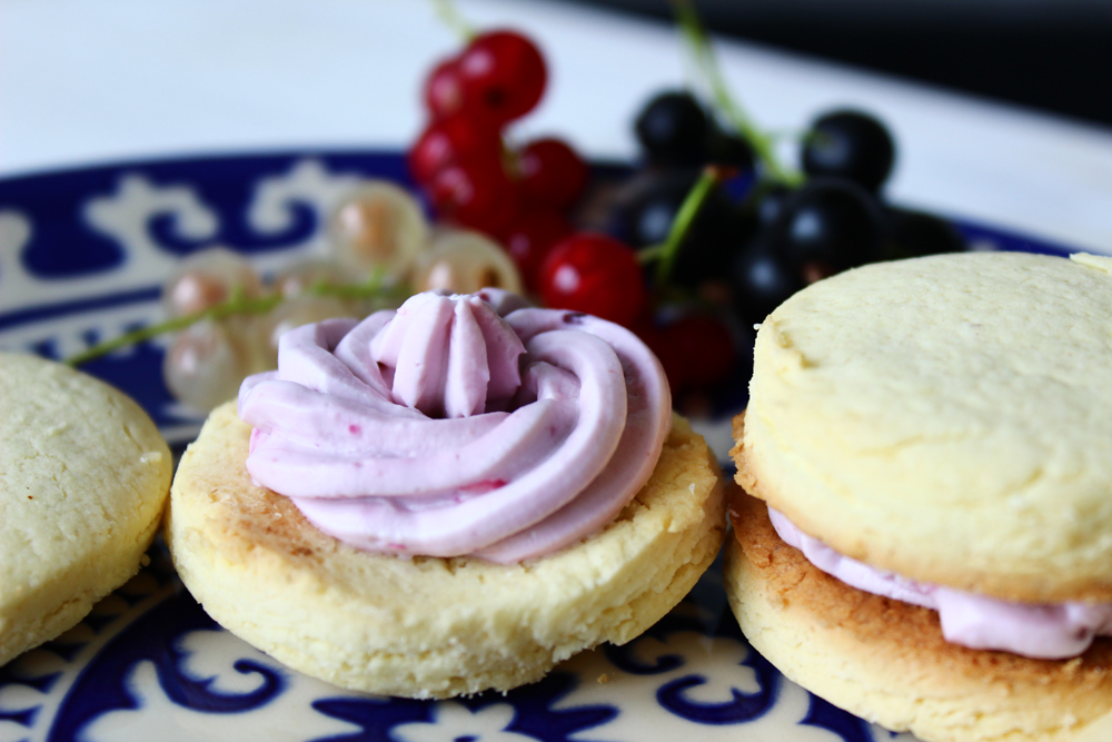 Alfajores Rezept mit Johannisbeer-Topping